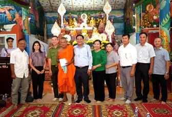 Đoàn công tác TP Cần Thơ đến thăm, tặng quà dịp Lễ Sene Dolta tại xã Ngọc Tố và phường Mỹ Xuyên