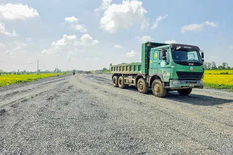 Tiếp tục phối hợp, tháo gỡ khó khăn nguồn vật liệu, đẩy nhanh tiến độ cao tốc Châu Đốc - Cần Thơ - Sóc Trăng