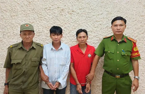 Truy bắt 2 đối tượng cướp giật tài sản trước cổng trường