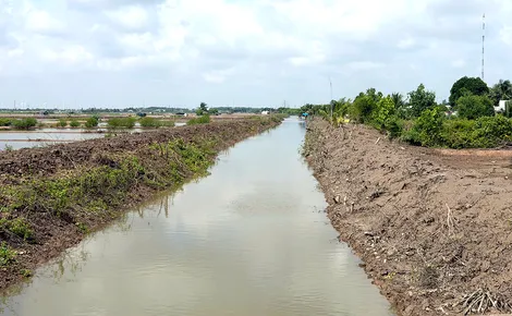 Khơi thông dòng nước cho vùng nuôi thủy sản