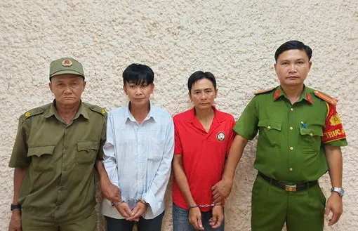 Truy bắt 2 đối tượng cướp giật tài sản trước cổng trường
