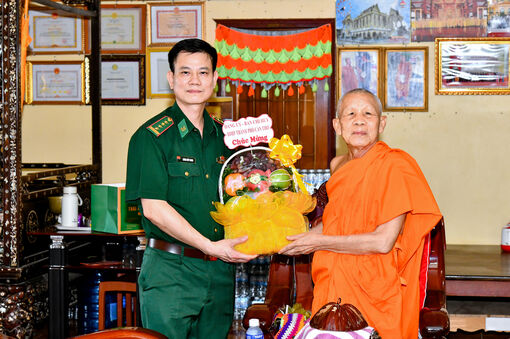 កង​ទ័ព​ការ​ពារ​ព្រំ​ដែន​ទី​ក្រុង​កឹង​ធើ​ អញ្ជើញ​ទៅ​សួរ​សុខ​ទុក្ខ​ ជូន​អំ​ណោយ​តាម​វត្ត​ខ្មែរ​ ក្នុង​ឱ​កាស​ពិ​ធី​បុណ្យ​សែន​ដូន​តា​ ឆ្នាំ​ ២០២៦