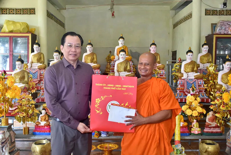 Đoàn công tác TP Cần Thơ thăm, tặng quà chùa Khmer, cán bộ nghỉ hưu nhân Lễ Sene Dolta tại xã Lâm Tân