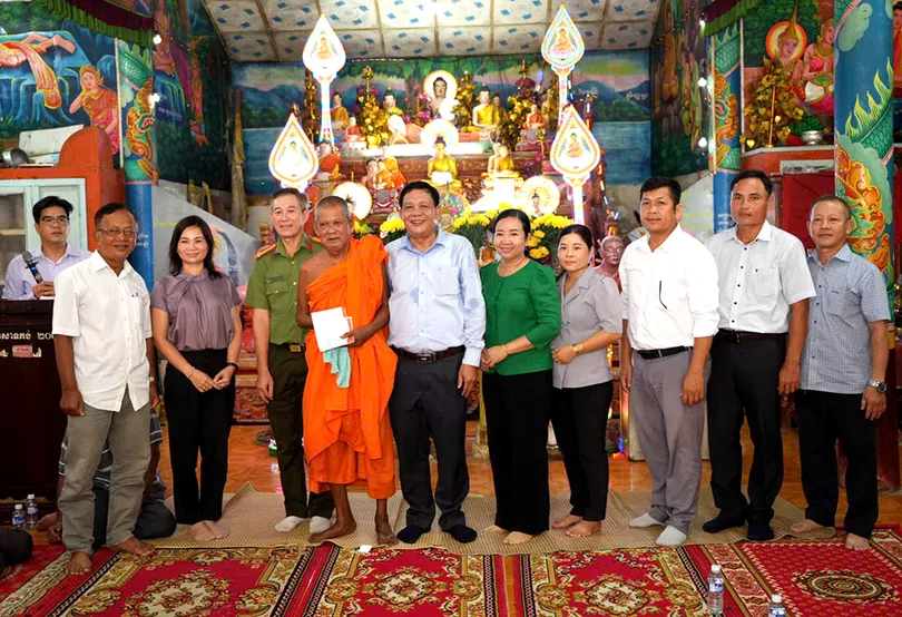 Đoàn công tác TP Cần Thơ đến thăm, tặng quà dịp Lễ Sene Dolta tại xã Ngọc Tố và phường Mỹ Xuyên