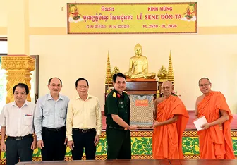 Bộ Chỉ huy Quân sự thành phố chúc mừng lễ Sene Dolta tại Học viện Phật giáo Nam tông Khmer và chùa Sanvor Pôthinhen