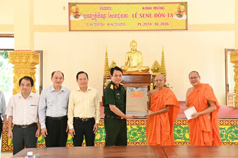 បញ្ជា​ការ​យោ​ធា​ទី​ក្រុង​កឹង​ធើ​ អញ្ជើញ​ទៅ​សួរ​សុខ​ទុក្ខ​ ប្រ​សិទ្ធ​ពរ​បុណ្យ​សែន​ដូន​តា​ដល់​ព្រះ​សង្ឃ​នៅ​វិទ្យា​ស្ថាន​ពុទ្ធ​សាសនា​ខ្មែរ​និង​វត្ត​សង្វរ​ពោ​ធិ​ញ្ញាណ​