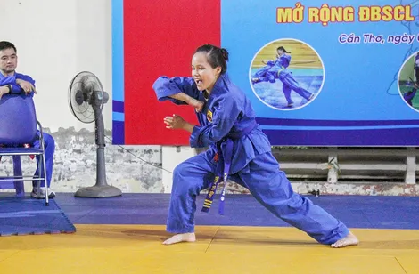 Cô bé đi tìm ánh sáng bằng võ thuật