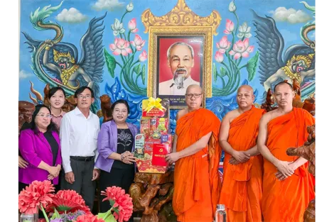 Phó Bí thư Thành ủy Hồ Thị Cẩm Đào thăm, tặng quà tại phường Sóc Trăng, dịp Lễ Sene Dolta