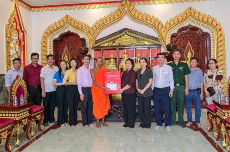 Lãnh đạo thành phố thăm tặng quà tại phường Phú Lợi nhân dịp lễ Sene Dolta