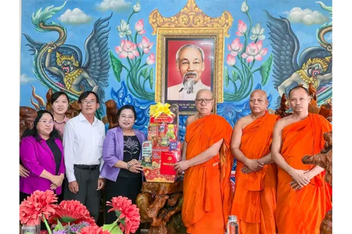 Phó Bí thư Thành ủy Hồ Thị Cẩm Đào thăm, tặng quà tại phường Sóc Trăng, dịp Lễ Sene Dolta