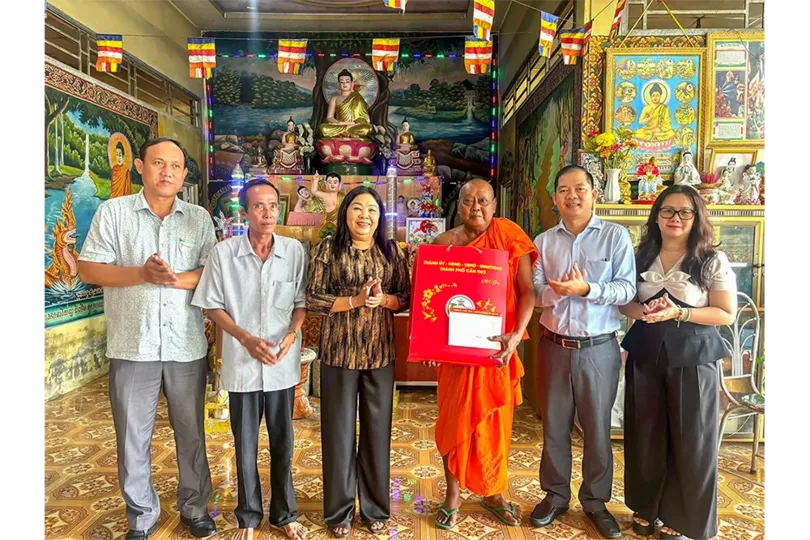 Lãnh đạo thành phố thăm, chúc mừng lễ Sene Dolta