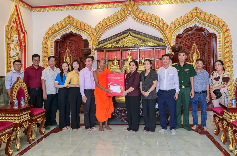 Lãnh đạo thành phố thăm tặng quà tại phường Phú Lợi nhân dịp lễ Sene Dolta