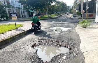 Người dân lo lắng vì đường giao thông xuống cấp nghiêm trọng