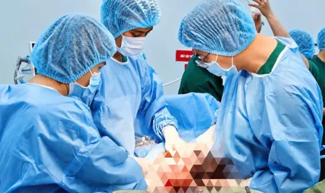 Phẫu thuật thành công khối u nang buồng trứng nặng gần 4kg cho cụ bà