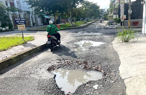 Người dân lo lắng vì đường giao thông xuống cấp nghiêm trọng