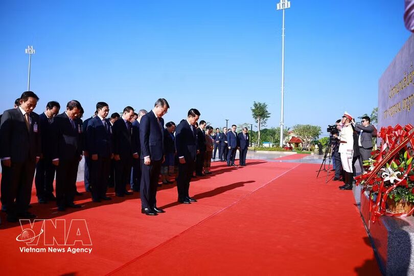 PMs pay tribute to late Vietnamese, Lao leaders in Vientiane