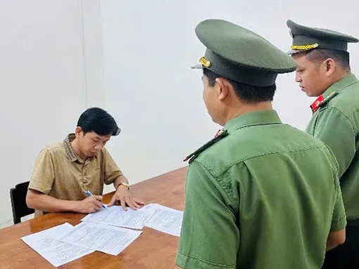 Khởi tố bị can thứ 7 trong đường dây làm, tàng trữ, lưu hành tiền giả