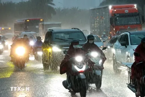 Mưa dông tiếp diễn tại Trung Bộ và Nam Bộ, Bắc Biển Đông gió mạnh