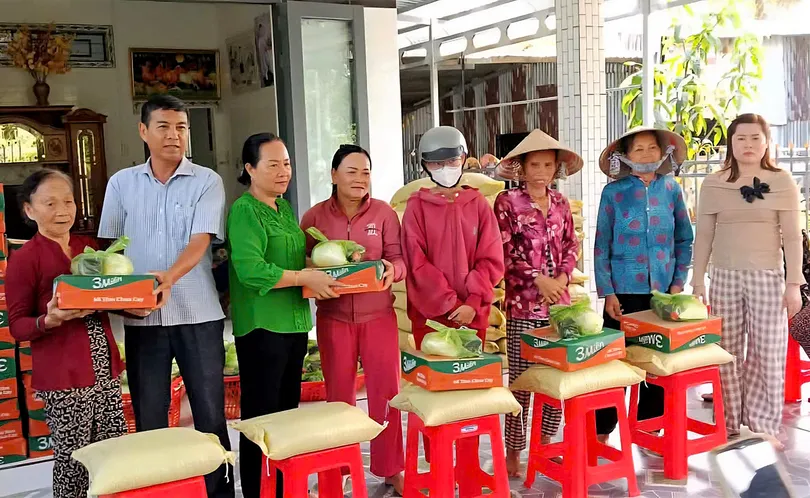 Trao hơn 800 phần quà tặng hội viên, phụ nữ, trẻ em