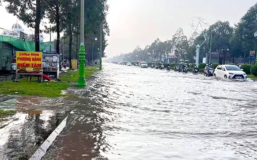 Triều cường tiếp tục dâng cao, ảnh hưởng sinh hoạt, đi lại của người dân