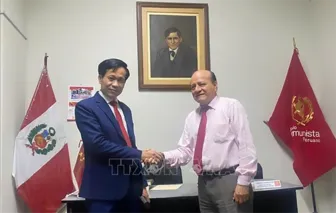 Đoàn đại biểu Đảng Cộng sản Việt Nam thăm Peru, trao tặng sách của Tổng Bí thư, Chủ tịch nước Tô Lâm