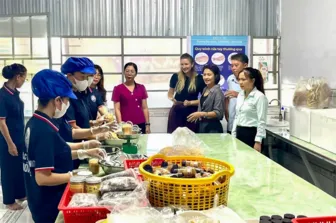Đoàn công tác của Tổ chức Oxfam Bỉ đến thăm và làm việc tại Hợp tác xã Nông ngư Hòa Đê