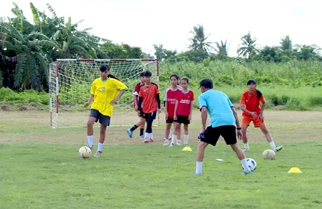 Những cô gái bền bỉ trên sân cỏ Thới Lai