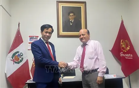 Đoàn đại biểu Đảng Cộng sản Việt Nam thăm Peru, trao tặng sách của Tổng Bí thư, Chủ tịch nước Tô Lâm