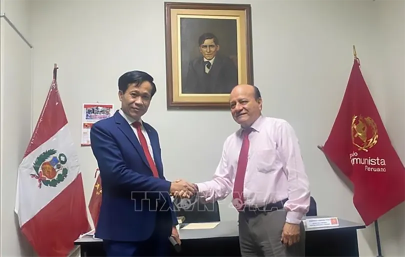 Đoàn đại biểu Đảng Cộng sản Việt Nam thăm Peru, trao tặng sách của Tổng Bí thư, Chủ tịch nước Tô Lâm