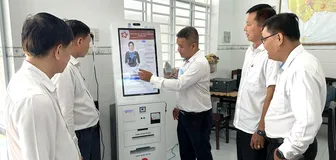 “Đi từng ngõ, gõ từng nhà” - Cùng người dân chuyển đổi số