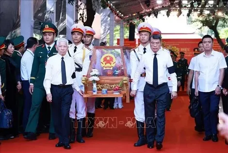 Thủ tướng dự lễ viếng, truy điệu 731 liệt sĩ được quy tập tại công viên Lê Thị Riêng về nơi an táng