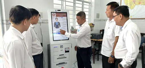 “Đi từng ngõ, gõ từng nhà” - Cùng người dân chuyển đổi số