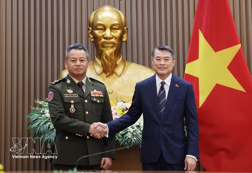 Prime Minister hosts Cambodian Deputy PM, defence minister in Hanoi