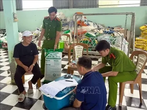 Khởi tố đối tượng điều hành 2 doanh nghiệp sản xuất phân bón giả