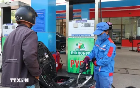 Giá xăng và dầu diesel giảm, E10RON95-III có giá 27.029 đồng từ 15 giờ hôm nay