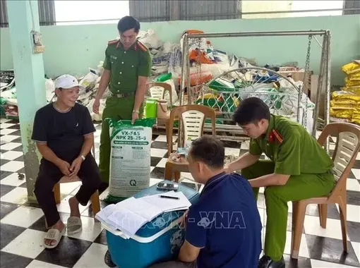 Khởi tố đối tượng điều hành 2 doanh nghiệp sản xuất phân bón giả
