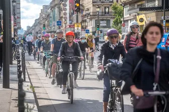 Paris chi 200 triệu euro bảo đảm an toàn cho người đi xe đạp