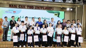 ជូន​អា​ហា​រូប​ករណ៍ "ដើម្បី​អនា​គត​វៀត​ណាម" ៤០ ចំ​ណែក​ដល់​សិស្ស​ដែល​ឆ្លង​កាត់​លំ​បាក រៀន​ពូ​កែ​នៅ​ទី​ក្រុង​កឹង​ធើ​