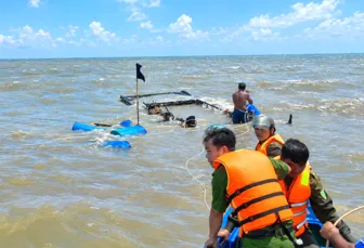 Cà Mau: Chìm tàu cá trên biển, 4 ngư dân vào bờ an toàn