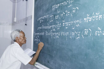 លោក​ ថា​ច់អម​ត៍៖ ខ្នះ​ខ្នែង​បណ្តុះ​អក្សរ​ និង​រក្សា​វប្ប​ធម៌​ខ្មែរ​នៅ​ទី​អា​រាម​