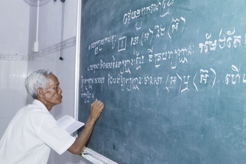 លោក​ ថា​ច់អម​ត៍៖ ខ្នះ​ខ្នែង​បណ្តុះ​អក្សរ​ និង​រក្សា​វប្ប​ធម៌​ខ្មែរ​នៅ​ទី​អា​រាម​