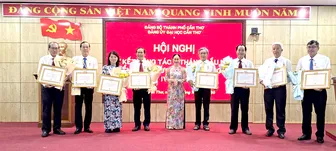 Đảng bộ Đại học Cần Thơ kết nạp 135 đảng viên mới