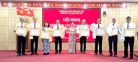 Đảng bộ Đại học Cần Thơ kết nạp 135 đảng viên mới