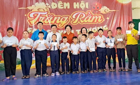 Hỗ trợ học bổng, chăm sóc sức khỏe và sinh kế đến nạn nhân chất độc da cam