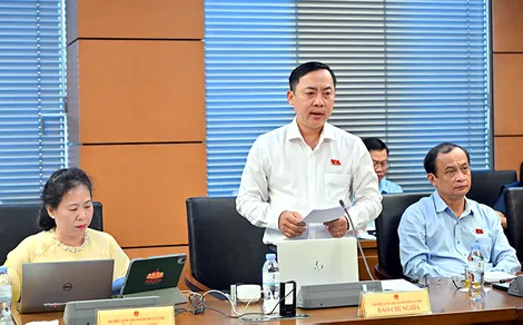 Ông Đào Chí Nghĩa, Phó trưởng đoàn chuyên trách Đoàn Đại biểu Quốc hội TP Cần Thơ, kiến nghị các vấn đề cử tri quan tâm