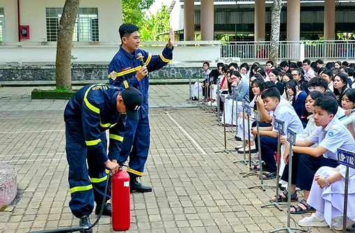 Hơn 1.400 giáo viên, học sinh được tập huấn kỹ năng phòng cháy, chữa cháy