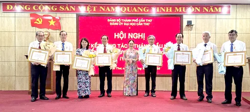 Đảng bộ Đại học Cần Thơ kết nạp 135 đảng viên mới