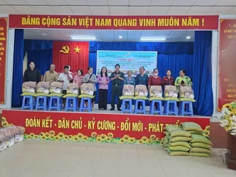 Hội Phụ nữ Bộ Tham mưu Quân khu 9 tặng quà hội viên phụ nữ khó khăn ở xã Vĩnh Lợi