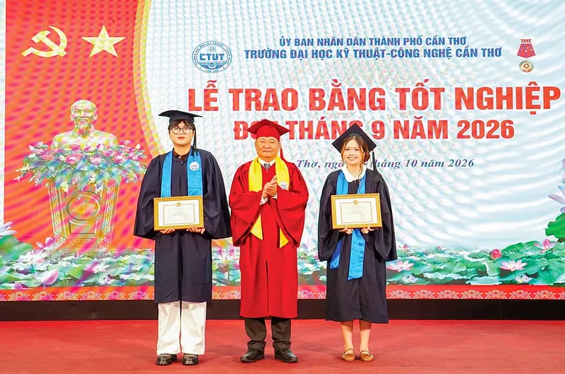 Trường Đại học Kỹ thuật - Công nghệ Cần Thơ trao bằng tốt nghiệp cho tân cử nhân, kỹ sư