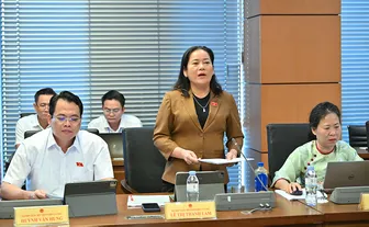 Bà Lê Thị Thanh Lam, Phó trưởng đoàn chuyên trách Đoàn Đại biểu Quốc hội TP Cần Thơ, góp ý dự án Luật sửa đổi, bổ sung một số điều của 7 luật